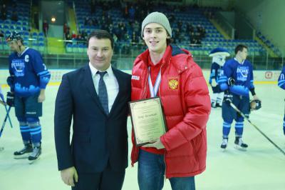 Владислав Фролов поздравил голкипера ХК «Рязань»